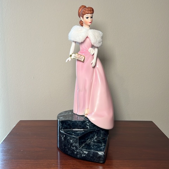 Limited Edition Porcelain Bisque Musical Figurine Barbie Glamour Collection - Picture 4 of 17